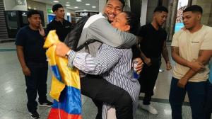 Michael Morales y Kathy Hurtado en un abrazo espectacular al arribo del peleador de la UFC a Ecuador.