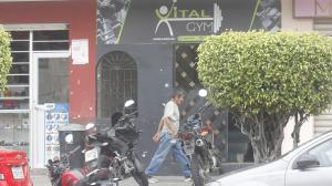 Balean a 2 ciudadanos en Los Esteros dentro de un vehiculo, al sur de Guayaquil, uno cae sobre unas escaleras a la entrada de un gimnasio, el otro producto de las heridas sucumbe en las calles Fco. Segura y Quito.