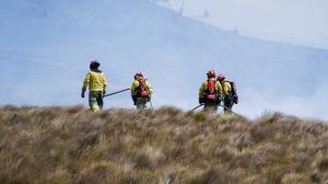 Bomberos de Cuenca apagando un incendio forestal.