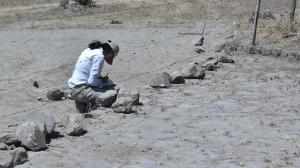 Vecinos y arqueólogos revisan el bien patrimonial en Rumicucho, en las afueras de Quito