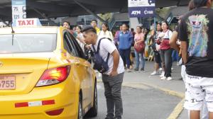 Usuarios tratan de llegar a sus trabajos. Largas filas en el Terminal Terrestre.