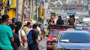 Los ciudadanos, en la desesperación de movilizarse a distintos puntos de la ciudad, han optado por subirse a taxirutas, camionetas y furgonetas que ofrecen el servicio de transporte