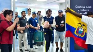 Kiara Rodríguez llegó a Guayaquil y fue recibida por sus familiares y amigos.