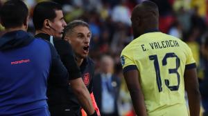 Sebastián Beccacece y Enner Valencia, en el triunfo ante Perú.