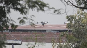 Un dron de uso agrícola aterrizó en el techo de La Roca.