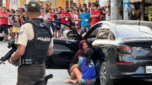 La víctima fue asesinada cuando su esposa estaba comprando.