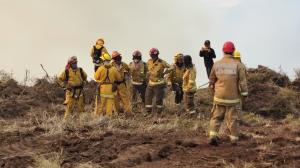 Bomberos quedaron atrapados en medio del fuego y el espeso humo, en Sigchos.