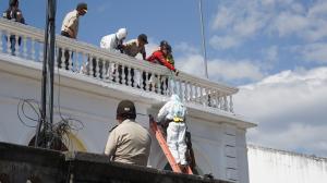 El cuerpo estaba colgando de un edificio municipal, en Cayambe.