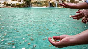 Arrojar monedas a la Fontana di Trevi ya no será gratis.