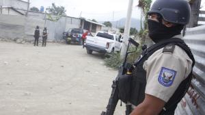 Miembros de la Policía Nacional permanecen custodiando la zona del conflicto.