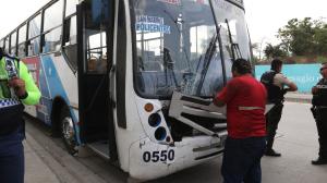 El bus implicado fue abandonado por el conductor.