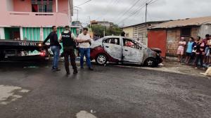 carro incendiado en Manta