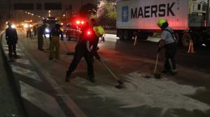 En el Puente de la Unidad Nacional, el Cuerpo de Bomberos hace limpieza de aceite derramado en la vía.