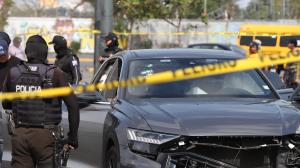 Un auto baleado quedó abandonado en estacionamiento del teatro.