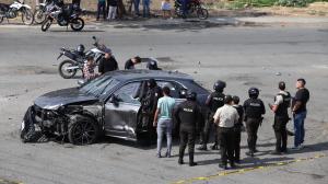 Un vehículo de alta gama quedó destruido tras el enfrentamiento.