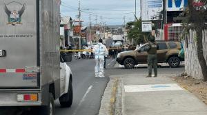 En el vidrio del conductor del automóvil se pudo observar 9 orificios provocados por los tiros.