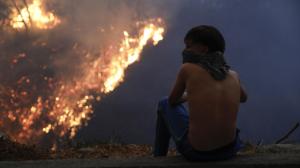 Ciudadanos han tenido que salir de sus casas por los incendios en Quito.