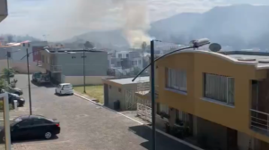 Vista del incendio en vía al valle de los Chillos.