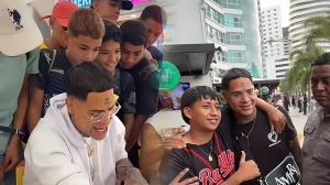 Así se ve Almighty, mientras comparte con fanáticos en Guayaquil.