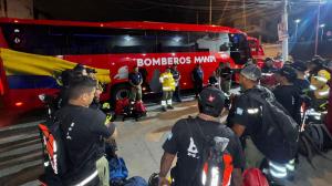 Personal del Cuerpo de Bomberos de Manta.