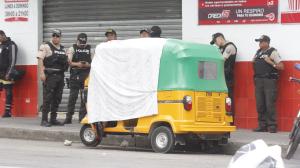 La víctima mortal quedó dentro de la tricimoto, en el noroeste de Guayaquil.