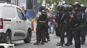 Dos personas murieron dentro de un vehículo en el centro de Guayaquil.