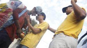 Un grupo de hermanos de la iglesia La Gran Misión oraron por un hombre en situación de calle que encontraron en el camino.