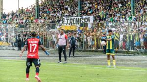 Con el estadio de La Troncal a reventar, Antonio Valencia a filo de cancha, dirigiendo a su equipo AV25.