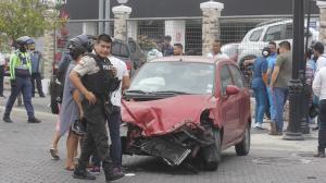 Agentes de tránsito acudieron al sitio para investigar lo ocurrido.