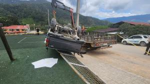 El conductor perdió la vida tras estrellar su camioneta.