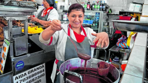 Gabriela ganó un premio en 2021, en un evento entre centros de abastos, por preparar la mejor colada morada.