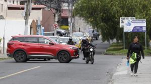 El conductor de una moto logró evitar un accidente