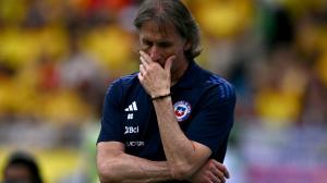 Ricardo Gareca, pensativo por el mal momento de Chile.