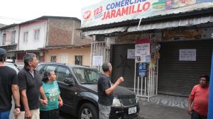 En el local comercial hay avisos de que regresen a la joven.