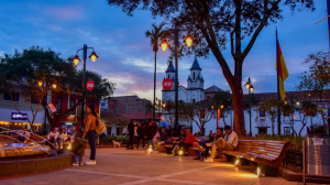 Turistas en el parque de San Blas en Cuenca.