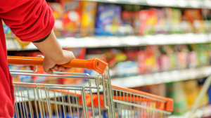 Referencial. Comprando en supermercado.