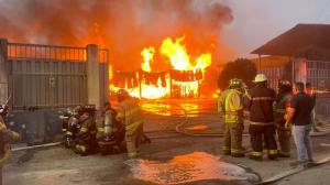 Los bomberos de Machala aún no pueden controlar el fuego.