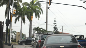 Semáforos apagados en una intersección de Lomas de Urdesa.