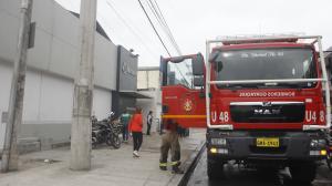 Personal de Bomberos realizó la limpieza de escombros tras el accidente.