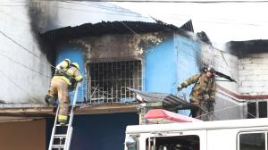 Los bomberos llegaron al sitio para controlar el fuego.