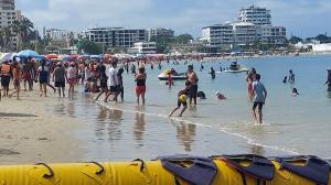 Hay gran afluencia de turistas en las playas de Santa Elena.