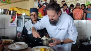 Jalál Dubois en un mercado de Ambato.