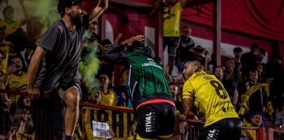 Céliz festejando con la hinchada de Barcelona SC en Buenos Aires.