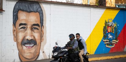 En Caracas, los murales de Nicolás Maduro siguen intactos.