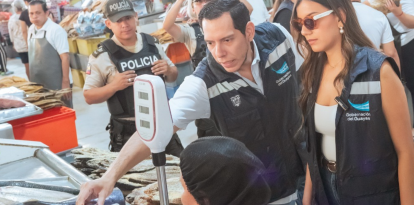 Autoridades verifican balanzas y listas de precios en mercados de Guayaquil para controlar especulación en Semana Santa