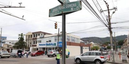 Personal de la ATM gestiona la movilidad durante cierres viales por obras de soterramiento en Urdesa Central.