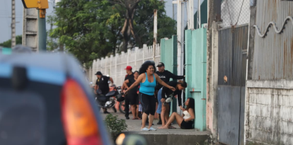 Familiares de las víctimas llegaron al lugar tras conocer del ataque.