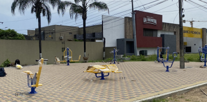 El nuevo parque de La Aurora genera críticas por la falta de sombra y el exceso de cemento en su diseño