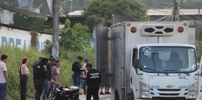 Personal de Criminalística recaba indicios junto a los cuerpos en la escena del crimen.