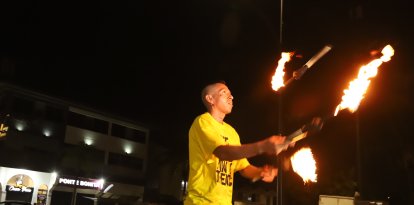 Félix trabaja durante el cambio de luz para ganarse el día.